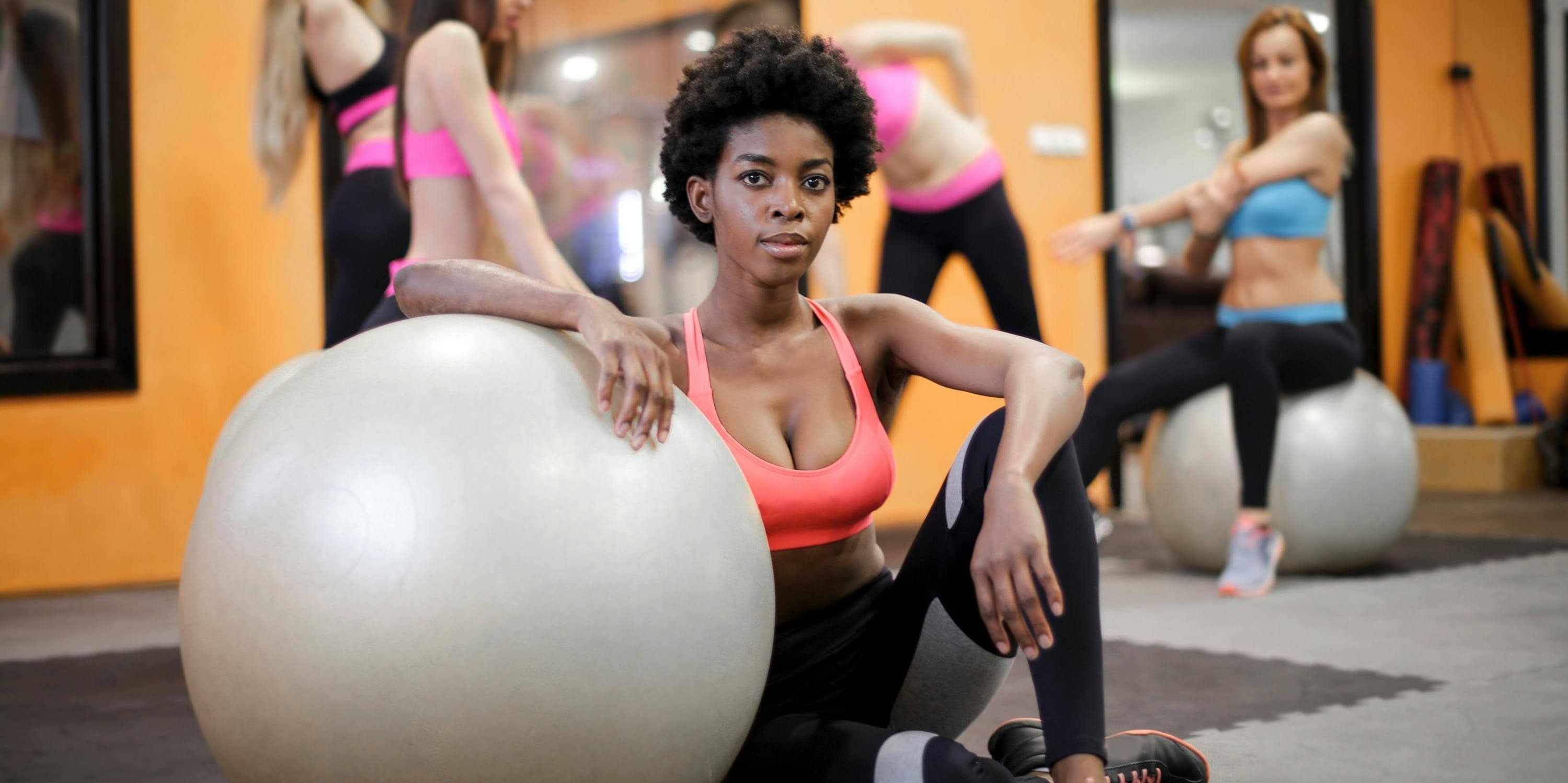 Wat is het Verschil tussen Yoga en Pilates?